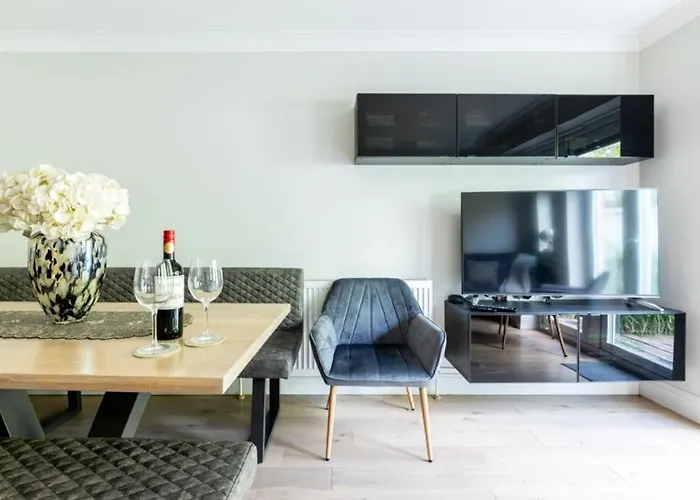 Olive Tree Townhouse, With Parking