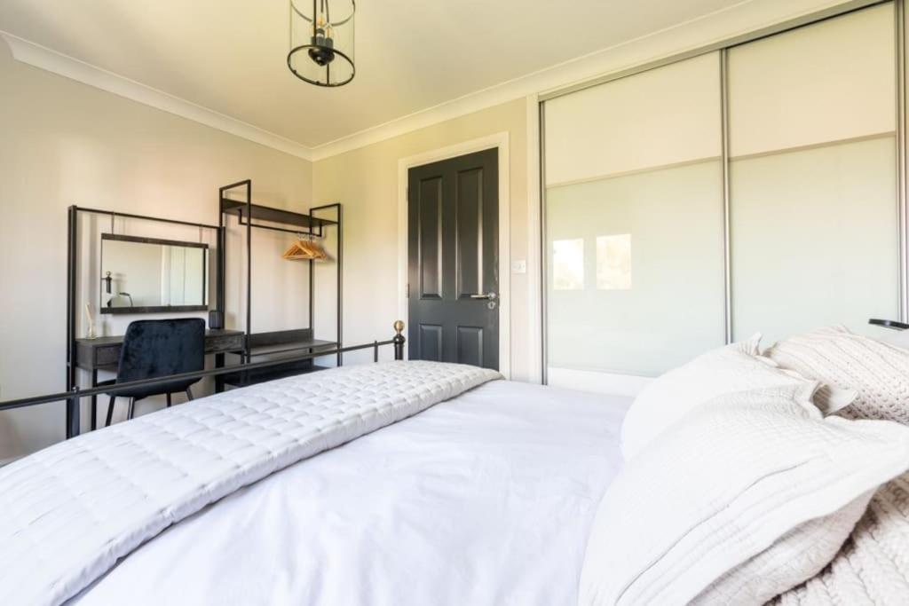 Olive Tree Townhouse, With Parking Holiday home *